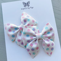 Small Everly Bow Piggy Pair Clips - Rainbow Snowflakes