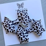 Small Antoinette Piggy Bow Pair - Black & White